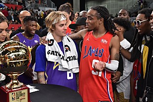 「J・ビーバー/コモン/フリー/W・バトラーら参加のバスケ試合開催　クエヴォがMVPに」