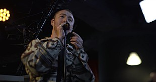 「サム・スミス、来日プレミアム・ライヴの映像が公開」