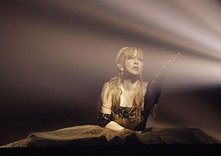 「浜崎あゆみ、全60公演ものロングツアーのファイナル公演レポート到着、歌の途中で涙も」