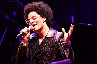 「10年越しの鮮やかなリインカネーション。“新世代ジャズ”をキーワードに、デビュー作を艶めかしく歌うホセ・ジェイムズの声に酔い痴れる宵」