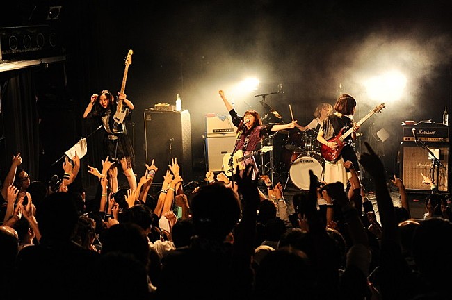 「ЯeaL キュートなビジュアルからは想像がつかない圧巻のライブ映像公開」1枚目/5