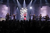 「ゴスペラーズ 苗場20周年公演に松任谷由実がサプライズ登場！ 「卒業写真」で共演も」1枚目/2
