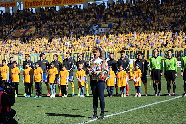 「Crystal Kay「たくさんの元気とパワーを届けたい！」ベガルタ仙台開幕戦にて国歌斉唱・復興ライブ」1枚目/2