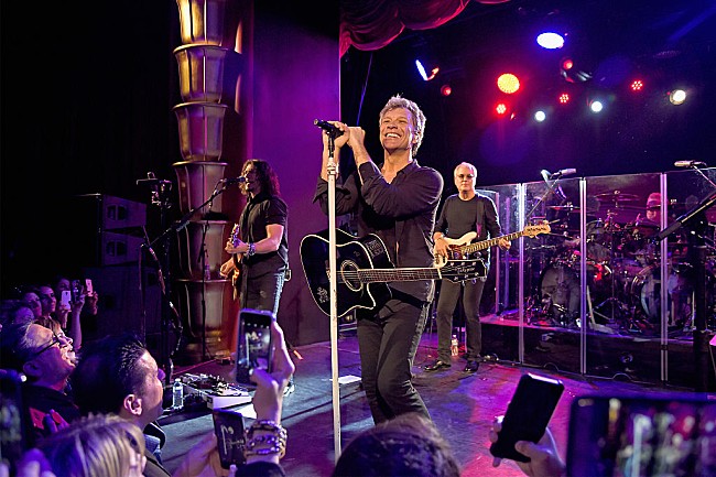 「ボン・ジョヴィ、【ロックの殿堂】入り式典でリッチー・サンボラやアレック・ジョン・サッチと共演することについて語る」1枚目/1