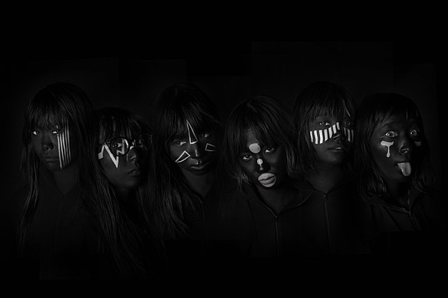 「BiSH 新アー写は真っ黒！ 新SG『PAiNT it BLACK』ヴィジュアル＆収録内容など詳細公開」1枚目/4