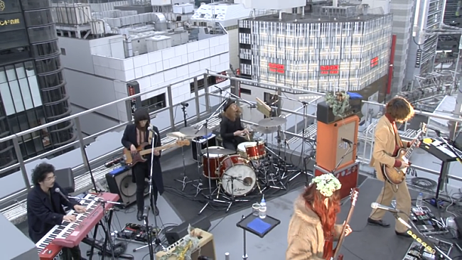 「GLIM SPANKY 伊勢丹屋上でルーフトップライブ！ 期間限定で映像も公開」1枚目/17