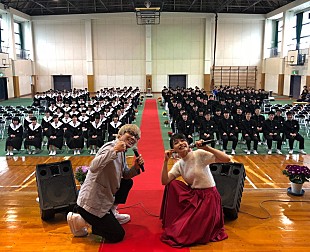 「足立佳奈 母校の卒業式にサプライズ登場！ 「もっともっと輝けるはず」生徒たちへ「サクラエール」贈る」