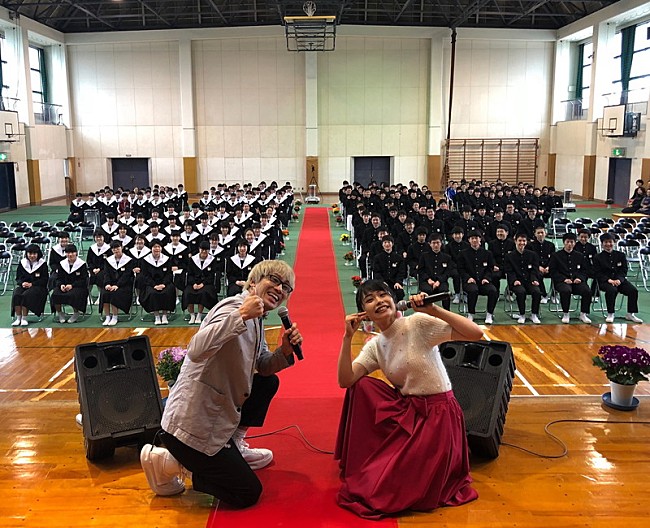 「足立佳奈 母校の卒業式にサプライズ登場！ 「もっともっと輝けるはず」生徒たちへ「サクラエール」贈る」1枚目/1