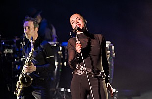 「シャーデー、約7年ぶりの新曲「フラワーズ・オブ・ザ・ユニヴァース」が公開」