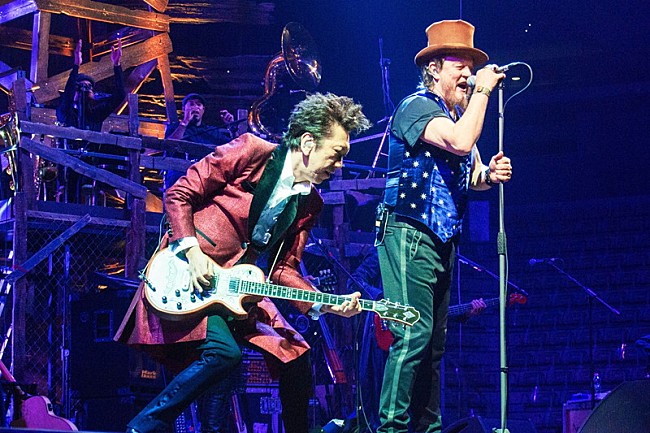 「布袋寅泰“ギタリストHOTEI”イタリアで強烈なインパクトを残す！ ズッケロのツアーにゲスト出演」1枚目/2