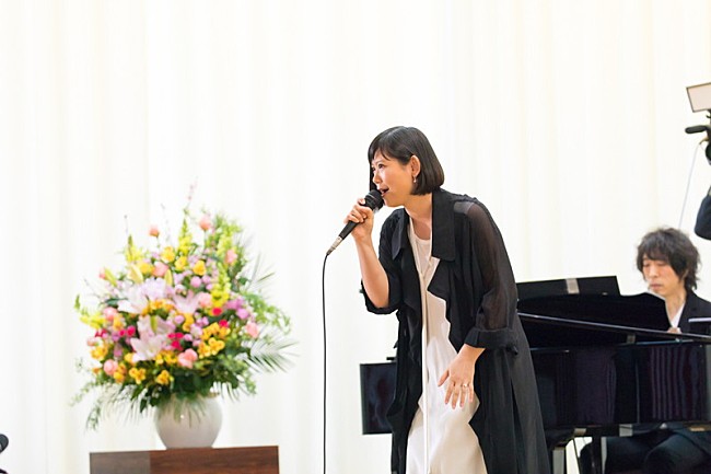 「絢香 スポーツ名門校の卒業式にサプライズ登場！ 3/21『スッキリ』で放送」1枚目/4