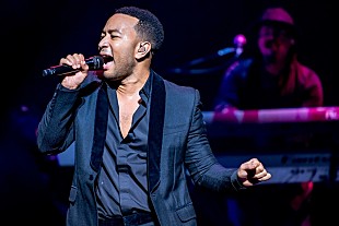 「ジョン・レジェンド、約3年半ぶりの来日公演で愛と平和を謳う圧巻のライブを披露」