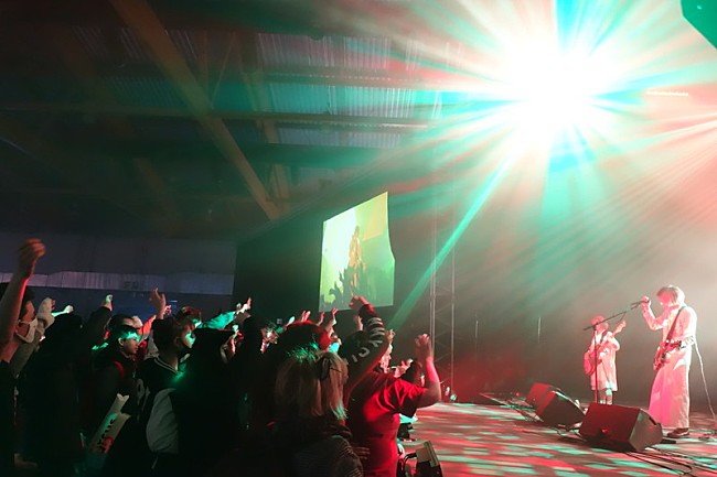 「海外から注目を受ける日本バンド She, in the haze、鮮烈な欧州ライブデビュー果たす」1枚目/3