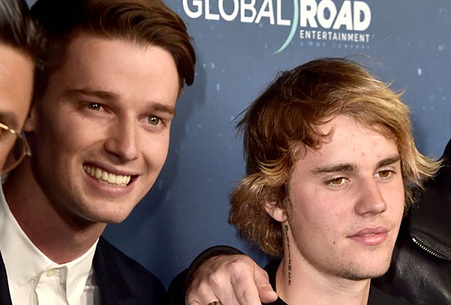 「ジャスティン・ビーバー、親友P・シュワルツェネッガーのレッド・カーペットに登場」1枚目/1