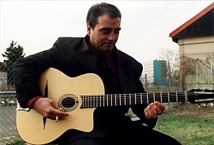 「マヌーシュ・スウィングの最高峰ギタリスト、チャボロ・シュミットが来日公演を発表」