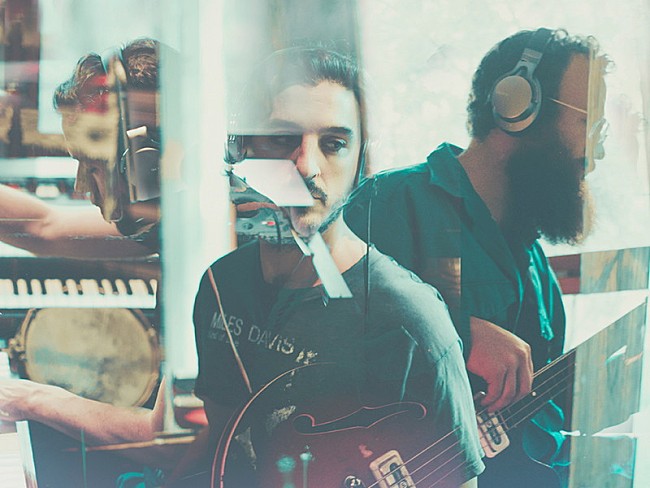 「ハイエイタス・カイヨーテの3人による即興プロジェクト、スウーピング・ダックが日本初ライブを開催」1枚目/1