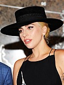 「レディー・ガガ、32歳の誕生日に10年前の写真を投稿しファンに感謝」1枚目/1