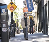 「『さよなら、僕のマンハッタン』、名曲「ニューヨークの少年」が使用された劇中シーン公開　“ロック様”も登場の「S&amp;amp;Gユニバース」騒動とは？」1枚目/1