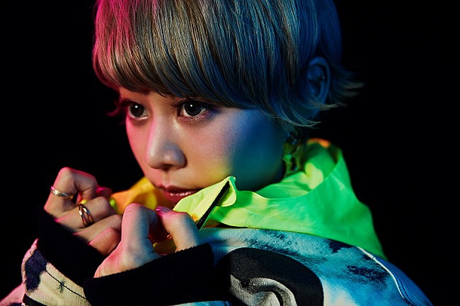 「大注目新人 ロザリーナ、全国ラジオ40局でパワープレイ決定！ 新曲MV完全版も限定公開」1枚目/6