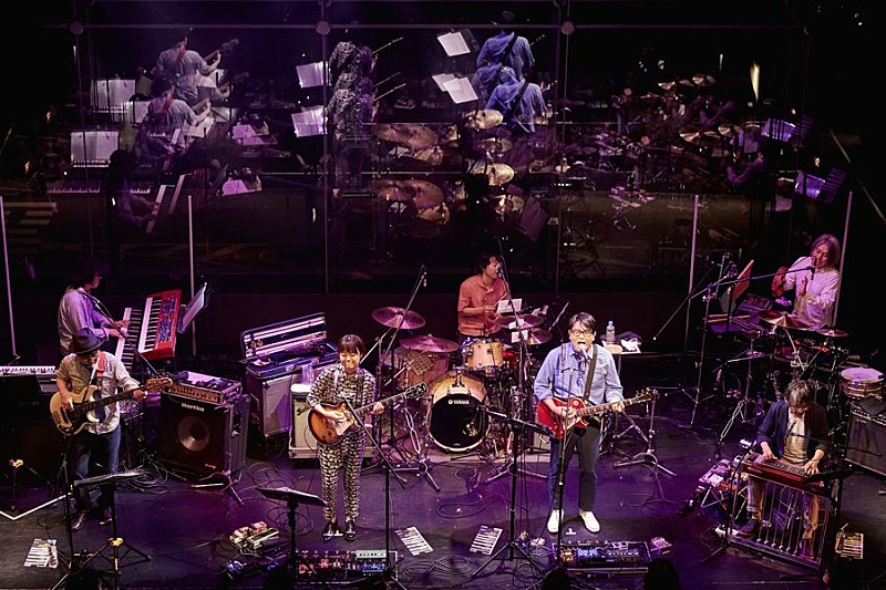 バンド・サウンドに磨きをかけた2018年型KIRINJI。めくるめく旋律と官能的なグルーヴを満喫させてくれる、ポップ感覚煌めく音世界に耽る桜の宵 