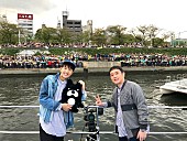 「ゆず 隅田川“ゲリラ船上ライブ”に3000人殺到！ ツアー追加公演に横アリ3DAYS決定」1枚目/3