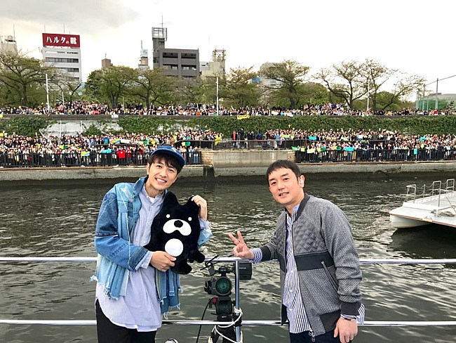 「ゆず 隅田川“ゲリラ船上ライブ”に3000人殺到！ ツアー追加公演に横アリ3DAYS決定」1枚目/3