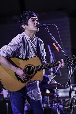 「石崎ひゅーい フリーライブに2000人集結！ アコースティックバンド編成＆ギター1本弾き語り」