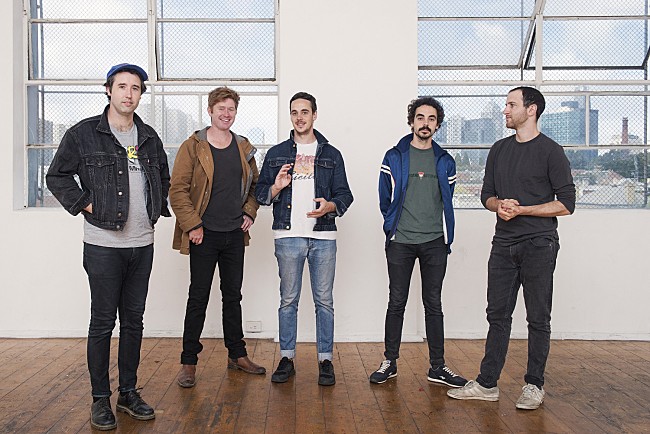 「＜サブ・ポップ＞期待のニューカマー＝ローリング・ブラックアウツ・コースタル・フィーヴァー、待望のデビューALを6/15にリリース」1枚目/2