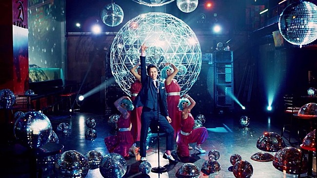 「郷ひろみ 80'sディスコサウンドの新曲「恋はシュミシュミ」ド派手なMV公開」1枚目/4