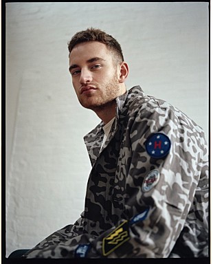 「サマソニ出演も決まっているトム・ミッシュ、3曲のスタジオ・パフォーマンス映像を公開」