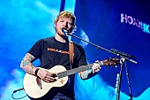 「エド・シーラン、約32,000人を動員したジャパン・ライブのレポートが到着　タイガースにジャイアンツ、そしてサッカー日本代表ユニフォームのサプライズも」1枚目/5