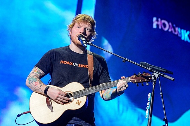 「エド・シーラン、約32,000人を動員したジャパン・ライブのレポートが到着　タイガースにジャイアンツ、そしてサッカー日本代表ユニフォームのサプライズも」1枚目/5