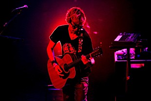 「スガシカオ、33都市のライブハウスを巡る弾き語りツアーのファイナル!?大阪でのライブレポートが到着」