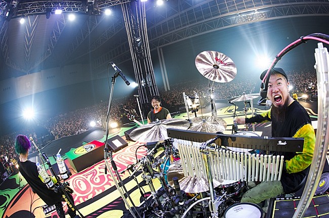 「WANIMA、初の映画主題歌となる新曲「Drive」やCMでも話題の「シグナル」等全24曲を披露 【Everybody!!Tour】幕張メッセ2DAYS公演完遂」1枚目/12