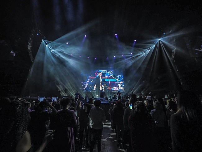 「プリンス追悼コンサートに本人がスクリーン出演！ マイケル・ジャクソンのカバーも披露」1枚目/4