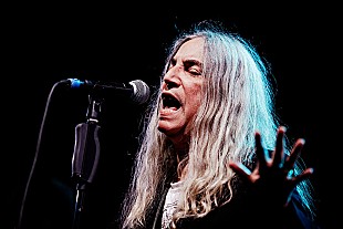 「パティ・スミス、最新ドキュメンタリー公開記念ライブでスプリングスティーン/M・スタイプと共演」
