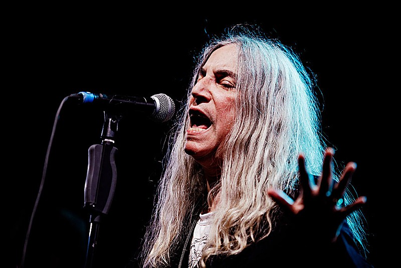 パティ・スミス、最新ドキュメンタリー公開記念ライブでスプリングスティーン/M・スタイプと共演 