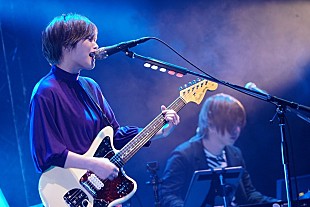 「FLOWER FLOWER、yuiが「Rolling star」を披露？ツアーファイナル公演のライブレポートが到着」