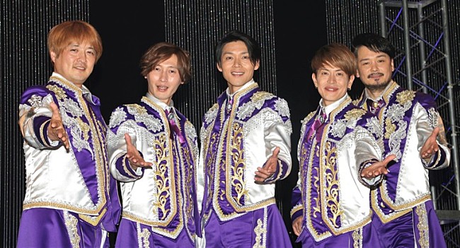 「純烈 小田井、ＬｉＬｉＣｏとの新婚生活を披露　「お互いを抱き枕にして眠っている」」1枚目/1