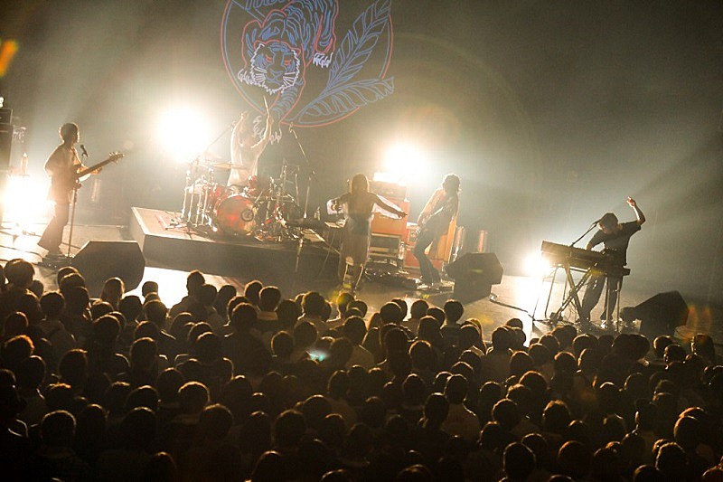 パスピエ、最新作『ネオンと虎』を体現する全国ツアー【カムフラージュ】開幕 