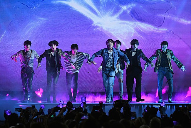 「【2018 #BBMAs】BTS (防弾少年団)、K-POPグループとしてBBMAs史上初のパフォーマンスで観客を魅了」1枚目/3