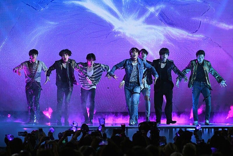 【2018 #BBMAs】BTS (防弾少年団)、K-POPグループとしてBBMAs史上初のパフォーマンスで観客を魅了