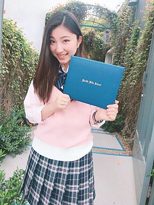 「Cheeky Parade鈴木真梨耶 ロサンゼルスの高校卒業を報告」