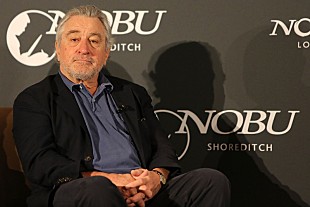 「ロバート・デ・ニーロが『SNL』に再び登場、主演映画のあのポーズを再現」