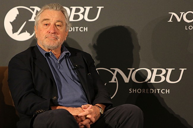 「ロバート・デ・ニーロが『SNL』に再び登場、主演映画のあのポーズを再現」1枚目/1