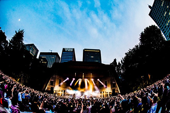 「THEイナズマ戦隊、桐谷健太もサプライズ登場！ 初の野音ワンマン大盛況　中野サンプラザ含む全国ツアー発表も」1枚目/7