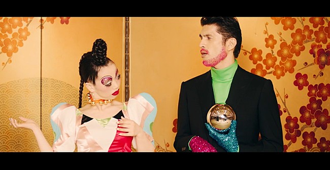 「平井堅、髭をピンクラメに染めて新曲「トドカナイカラ」MVに出演」1枚目/2