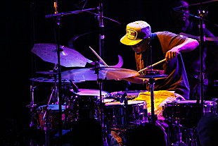 「＜ライブレポート＞クリス・デイヴ大阪公演 リズムとビート、メロディのデッドヒートさながらの渾身のパフォーマンス」