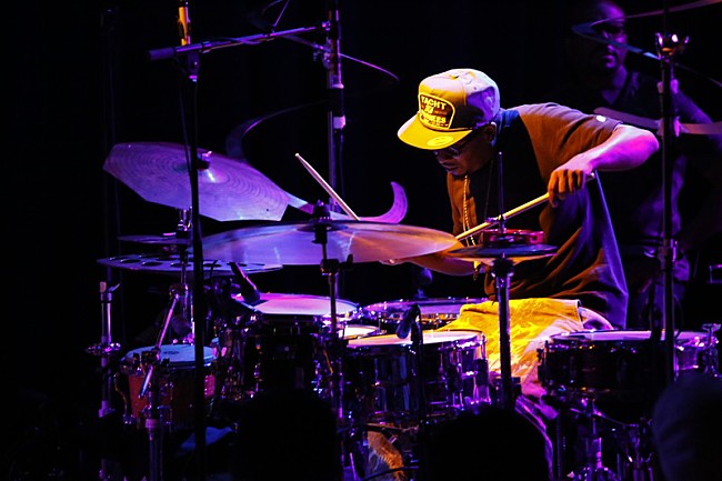 「＜ライブレポート＞クリス・デイヴ大阪公演 リズムとビート、メロディのデッドヒートさながらの渾身のパフォーマンス」1枚目/5