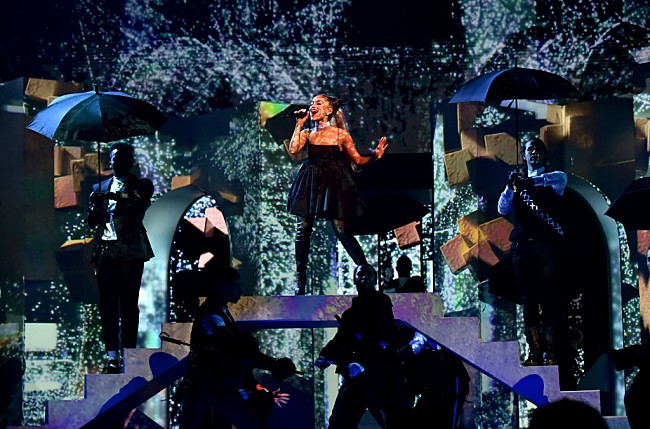 「アリアナ・グランデ、噂の恋人とのラブラブな2ショットを公開」1枚目/1